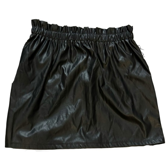 Jolie & Joy Women's Black Faux Leather Mini Skirt Size Large - Picture 2 of 5